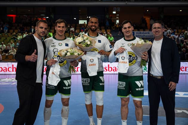 26 04 2026, xovx, Handball Daikin Handball Bundesliga, HSG Wetzlar Bergischer HC Congratulations from HSG Wetzlar officials to three players who have each become fathers to a young daughter in recent weeks, from left