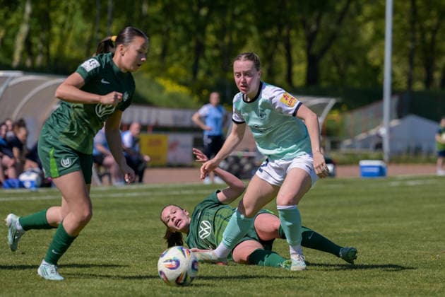 26 04 2026, Football, 2 Womens Bundesliga, 2025 2026, Matchday 23, SG 99 Andernach VfL Wolfsburg II Zoe Brückel Andernach takes on Karla Brinkmann Wolfsburg, on the ground but still loses the ball Andernach Stadium Rhineland-Palatinate Germany