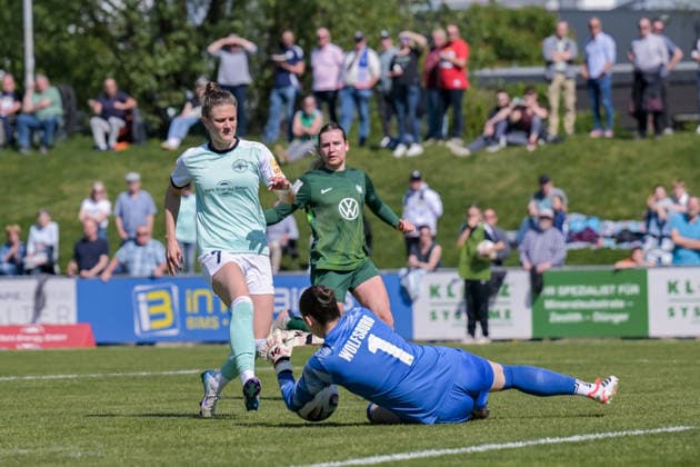 26 04 2026, Soccer, 2 Women Bundesliga, 2025 2026, Matchday 23, SG 99 Andernach VfL Wolfsburg II Goalkeeper Christina Schönwetter Wolfsburg has the ball, in front of Carolin Schraa Andernach , safe Andernach Stadium Rhineland-Palatinate Germany