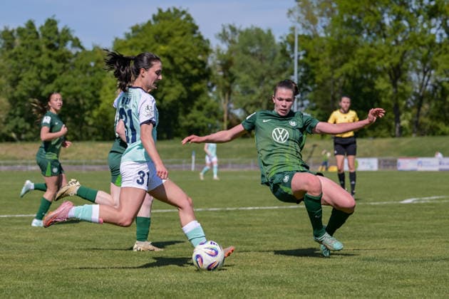 26 04 2026, Soccer, 2 Womens Bundesliga, 2025 2026, Matchday 23, SG 99 Andernach VfL Wolfsburg II Muriel Bey 31 Andernach with a feed Karla Brinkmann Wolfsburg tries to throw herself into the shot Andernach Stadium Rhineland-Palatinate Germany
