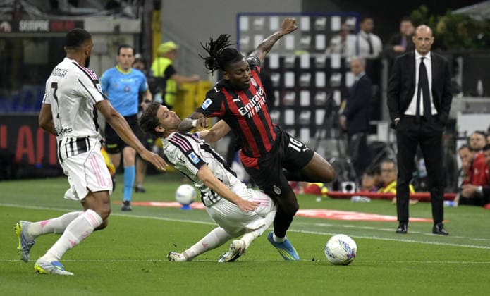 Foto IPP Paolo Bona Milano 26 04 2026 Campionato Serie A di Calcio stagione 2025 2026 partita semifinale Milan-Juventus Nella foto Rafael Leao e Manuel Locatelli Italy Photo Press Worldwide Copyright italy Italy ITALY  Copyright: xR4924_italyphotopressx