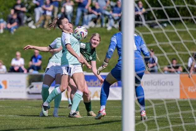 26 04 2026, Soccer, 2 Women Bundesliga, 2025 2026, Matchday 23, SG 99 Andernach VfL Wolfsburg II Sarah Klyta 11 Andernach takes the ball with her chest in the penalty area Andernach Stadion Rheinland Pfalz Germany