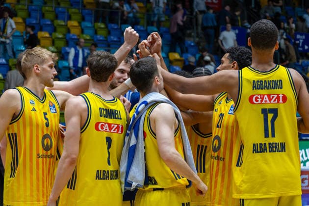 Basketball Bundesliga BBL, Frankfurt Skyliners vs ALBA Berlin, Süwag Energie Arena Frankfurt am Main 26 04 2026 Basketball Bundesliga BBL, Frankfurt am Main, Germany 26 04 2026 The players of ALBA Berlin after winning the match, Basketball Bundesliga BBL, Frankfurt Skyliners vs ALBA Berlin, Süwag Energie Arena Frankfurt am Main Copyright: xBEAUTIFULxSPORTS Freudensteinx