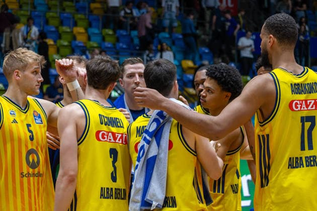 Basketball Bundesliga BBL, Frankfurt Skyliners vs ALBA Berlin, Süwag Energie Arena Frankfurt am Main 26 04 2026 Basketball Bundesliga BBL, Frankfurt am Main, Germany 26 04 2026 The players of ALBA Berlin after winning the match, Basketball Bundesliga BBL, Frankfurt Skyliners vs ALBA Berlin, Süwag Energie Arena Frankfurt am Main Copyright: xBEAUTIFULxSPORTS Freudensteinx
