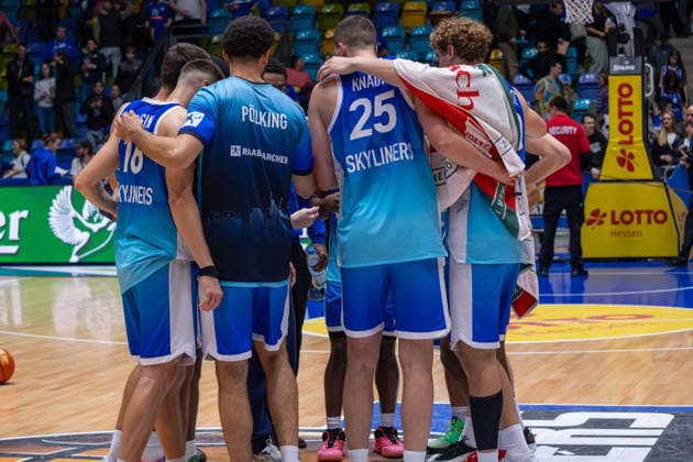 Basketball Bundesliga BBL, Frankfurt Skyliners vs ALBA Berlin, Süwag Energie Arena Frankfurt am Main 26 04 2026 Basketball Bundesliga BBL, Frankfurt am Main, Germany 26 04 2026 The players of the Frankfurt Skyliners after the lost game, Basketball Bundesliga BBL, Game of Frankfurt Skyliners vs ALBA Berlin, Süwag Energie Arena Frankfurt am Main Copyright: xBEAUTIFULxSPORTS Freudensteinx