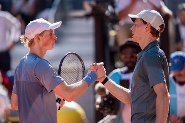 Mutua Madrid Open - Day Seven MADRID, SPAIN - APRIL 26: Jannik Sinner of Italy (R) greets Elmer Moller of Denmark (L) at the end of the Men s Singles Round of 32 match during the Mutua Madrid Open 2026 tournament celebrated at La Caja Magica on April 26, 2026 in Madrid, Spain. Madrid La Caja Magica Madrid Spain Copyright: xAlbertoxGardinx AGardin_20260426_Tennis_Madrid_Day7_0835