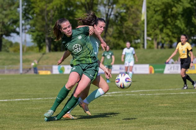 26 04 2026, Soccer, 2 Womens Bundesliga, 2025 2026, Matchday 23, SG 99 Andernach VfL Wolfsburg II Karla Brinkmann Wolfsburg and Lisa Kossmann Andernach iim Zweikampf Andernach Stadion Rheinland Pfalz Germany