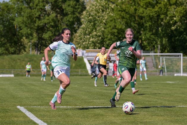 26 04 2026, Football, 2 Women Bundesliga, 2025 2026, Matchday 23, SG 99 Andernach VfL Wolfsburg II Muriel Bey 31 Andernach and Freyja Landrö Wolfsburg sprint into the penalty area Andernach Stadion Rheinland Pfalz Germany