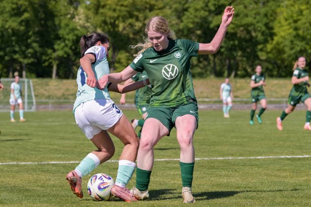 26 04 2026, Soccer, 2 Women Bundesliga, 2025 2026, Matchday 23, SG 99 Andernach VfL Wolfsburg II Freyja Landrö Wolfsburg hits Muriel Bey Andernach on the foot There is penalty Andernach Stadion Rheinland Pfalz Germany