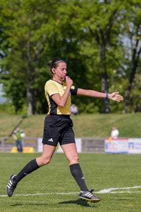 26 04 2026, Football, 2 Womens Bundesliga, 2025 2026, Matchday 23, SG 99 Andernach VfL Wolfsburg II Referee Marie Theres Mühlbauer whistles and points to the penalty spot Andernach Stadion Rheinland Pfalz Germany
