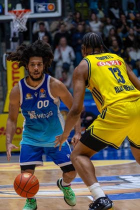 Basketball Bundesliga BBL, Frankfurt Skyliners vs ALBA Berlin, Süwag Energie Arena Frankfurt am Main 26 04 2026 Basketball Bundesliga BBL, Frankfurt am Main, Germany 26 04 2026 Tyger Campbell Frankfurt Skyliners, 00 vs J Wan Roberts ALBA BERLIN, 13 , Basketball Bundesliga BBL, Match of Frankfurt Skyliners vs ALBA Berlin, Süwag Energie Arena Frankfurt am Main Copyright: xBEAUTIFULxSPORTS Freudensteinx