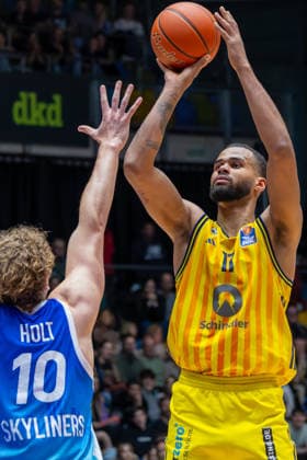 Basketball Bundesliga BBL, Frankfurt Skyliners vs ALBA Berlin, Süwag Energie Arena Frankfurt am Main 26 04 2026 Basketball Bundesliga BBL, Frankfurt am Main, Germany 26 04 2026 Norris Agbakoko ALBA BERLIN, 17 skips Jacob Holt Frankfurt Skyliners, 10 , Basketball Bundesliga BBL, Match of Frankfurt Skyliners vs ALBA Berlin, Süwag Energie Arena Frankfurt am Main Copyright: xBEAUTIFULxSPORTS Freudensteinx