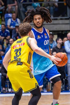 Basketball Bundesliga BBL, Frankfurt Skyliners vs ALBA Berlin, Süwag Energie Arena Frankfurt am Main 26 04 2026 Basketball Bundesliga BBL, Frankfurt am Main, Germany 26 04 2026 Tyger Campbell Frankfurt Skyliners, 00 vs Bennet Hundt ALBA BERLIN, 33 , Basketball Bundesliga BBL, Match of Frankfurt Skyliners vs ALBA Berlin, Süwag Energie Arena Frankfurt am Main Copyright: xBEAUTIFULxSPORTS Freudensteinx