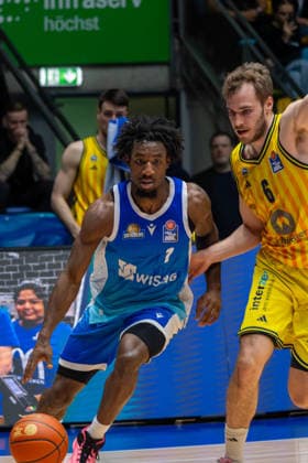 Basketball Bundesliga BBL, Frankfurt Skyliners vs ALBA Berlin, Süwag Energie Arena Frankfurt am Main 26 04 2026 Basketball Bundesliga BBL, Frankfurt am Main, Germany 26 04 2026 Isaiah Swope Frankfurt Skyliners, 1 vs Malte Delow ALBA BERLIN, 6 , Basketball Bundesliga BBL, Match of Frankfurt Skyliners vs ALBA Berlin, Süwag Energie Arena Frankfurt am Main Copyright: xBEAUTIFULxSPORTS Freudensteinx