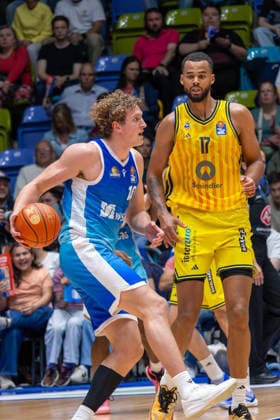 Basketball Bundesliga BBL, Frankfurt Skyliners vs ALBA Berlin, Süwag Energie Arena Frankfurt am Main 26 04 2026 Basketball Bundesliga BBL, Frankfurt am Main, Germany 26 04 2026 Jacob Holt Frankfurt Skyliners, 10 on the ball against Norris Agbakoko ALBA BERLIN, 17 , Basketball Bundesliga BBL, Match of Frankfurt Skyliners vs ALBA Berlin, Süwag Energie Arena Frankfurt am Main Copyright: xBEAUTIFULxSPORTS Freudensteinx