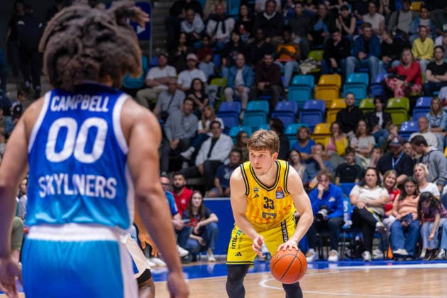 Basketball Bundesliga BBL, Frankfurt Skyliners vs ALBA Berlin, Süwag Energie Arena Frankfurt am Main 26 04 2026 Basketball Bundesliga BBL, Frankfurt am Main, Germany 26 04 2026 Bennet Hundt ALBA BERLIN, 33 on the ball, Basketball Bundesliga BBL, Match of Frankfurt Skyliners vs ALBA Berlin, Süwag Energie Arena Frankfurt am Main Copyright: xBEAUTIFULxSPORTS Freudensteinx
