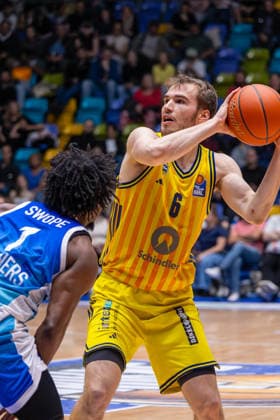 Basketball Bundesliga BBL, Frankfurt Skyliners vs ALBA Berlin, Süwag Energie Arena Frankfurt am Main 26 04 2026 Basketball Bundesliga BBL, Frankfurt am Main, Germany 26 04 2026 Malte Delow ALBA BERLIN, 6 on the ball in front of Isaiah Swope Frankfurt Skyliners, 1 , Basketball Bundesliga BBL, Game of Frankfurt Skyliners vs ALBA Berlin, Süwag Energie Arena Frankfurt am Main Copyright: xBEAUTIFULxSPORTS Freudensteinx