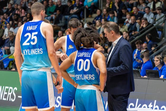 Basketball Bundesliga BBL, Frankfurt Skyliners vs ALBA Berlin, Süwag Energie Arena Frankfurt am Main 26 04 2026 Basketball Bundesliga BBL, Frankfurt am Main, Germany 26 04 2026 The players of the Frankfurt Skyliners during a timeout with Klaus Perwas Headcoach Frankfurt Skyliners , Basketball Bundesliga BBL, Match of Frankfurt Skyliners vs ALBA Berlin, Süwag Energie Arena Frankfurt am Main Copyright: xBEAUTIFULxSPORTS Freudensteinx