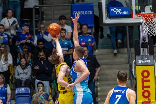Basketball Bundesliga BBL, Frankfurt Skyliners vs ALBA Berlin, Süwag Energie Arena Frankfurt am Main 26 04 2026 Basketball Bundesliga BBL, Frankfurt am Main, Germany 26 04 2026 Jacob Knauf Frankfurt Skyliners, 25 tries to block the ball, Basketball Bundesliga BBL, Game of Frankfurt Skyliners vs ALBA Berlin, Süwag Energie Arena Frankfurt am Main Copyright: xBEAUTIFULxSPORTS Freudensteinx