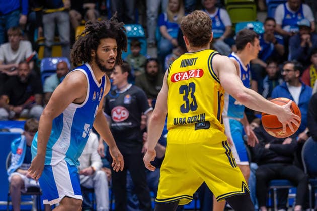 Basketball Bundesliga BBL, Frankfurt Skyliners vs ALBA Berlin, Süwag Energie Arena Frankfurt am Main 26 04 2026 Basketball Bundesliga BBL, Frankfurt am Main, Germany 26 04 2026 Bennet Hundt ALBA BERLIN, 33 on the ball against Tyger Campbell Frankfurt Skyliners, 00 , Basketball Bundesliga BBL, Game of Frankfurt Skyliners vs ALBA Berlin, Süwag Energie Arena Frankfurt am Main Copyright: xBEAUTIFULxSPORTS Freudensteinx
