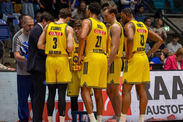 Basketball Bundesliga BBL, Frankfurt Skyliners vs ALBA Berlin, Süwag Energie Arena Frankfurt am Main 26 04 2026 Basketball Bundesliga BBL, Frankfurt am Main, Germany 26 04 2026 The players of ALBA Berlin shortly before the end of the match, Basketball Bundesliga BBL, Match of Frankfurt Skyliners vs ALBA Berlin, Süwag Energie Arena Frankfurt am Main Copyright: xBEAUTIFULxSPORTS Freudensteinx
