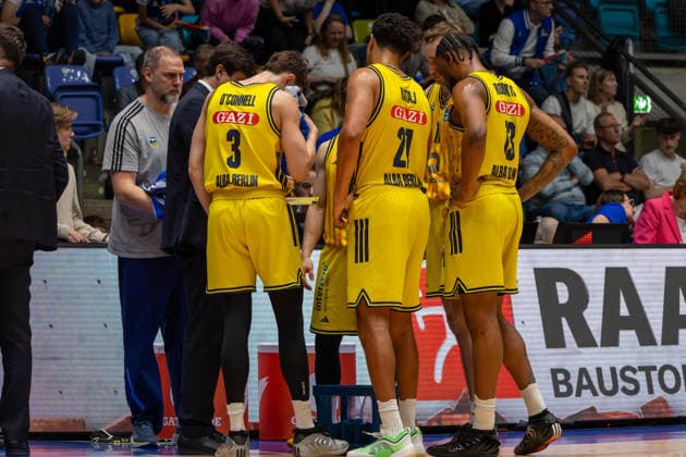 Basketball Bundesliga BBL, Frankfurt Skyliners vs ALBA Berlin, Süwag Energie Arena Frankfurt am Main 26 04 2026 Basketball Bundesliga BBL, Frankfurt am Main, Germany 26 04 2026 The players of ALBA Berlin shortly before the end of the match, Basketball Bundesliga BBL, Match of Frankfurt Skyliners vs ALBA Berlin, Süwag Energie Arena Frankfurt am Main Copyright: xBEAUTIFULxSPORTS Freudensteinx