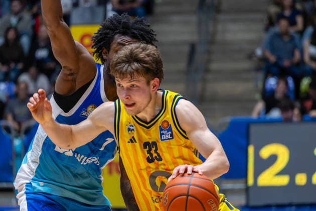 Basketball Bundesliga BBL, Frankfurt Skyliners vs ALBA Berlin, Süwag Energie Arena Frankfurt am Main 26 04 2026 Basketball Bundesliga BBL, Frankfurt am Main, Germany 26 04 2026 Bennet Hundt ALBA BERLIN, 33 on the ball against Isaiah Swope Frankfurt Skyliners, 1 , Basketball Bundesliga BBL, Game of Frankfurt Skyliners vs ALBA Berlin, Süwag Energie Arena Frankfurt am Main Copyright: xBEAUTIFULxSPORTS Freudensteinx