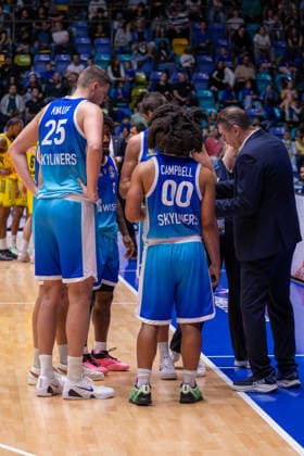 Basketball Bundesliga BBL, Frankfurt Skyliners vs ALBA Berlin, Süwag Energie Arena Frankfurt am Main 26 04 2026 Basketball Bundesliga BBL, Frankfurt am Main, Germany 26 04 2026 The players of the Frankfurt Skyliners during a timeout with Klaus Perwas Headcoach Frankfurt Skyliners , Basketball Bundesliga BBL, Match of Frankfurt Skyliners vs ALBA Berlin, Süwag Energie Arena Frankfurt am Main Copyright: xBEAUTIFULxSPORTS Freudensteinx