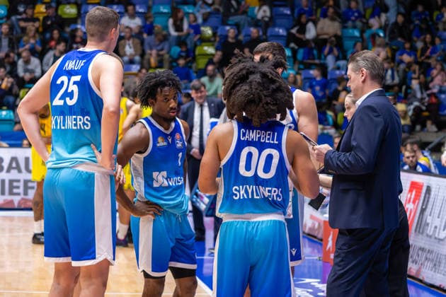 Basketball Bundesliga BBL, Frankfurt Skyliners vs ALBA Berlin, Süwag Energie Arena Frankfurt am Main 26 04 2026 Basketball Bundesliga BBL, Frankfurt am Main, Germany 26 04 2026 The players of the Frankfurt Skyliners during a timeout with Klaus Perwas Headcoach Frankfurt Skyliners , Basketball Bundesliga BBL, Match of Frankfurt Skyliners vs ALBA Berlin, Süwag Energie Arena Frankfurt am Main Copyright: xBEAUTIFULxSPORTS Freudensteinx
