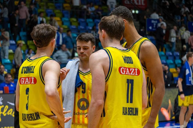 Basketball Bundesliga BBL, Frankfurt Skyliners vs ALBA Berlin, Süwag Energie Arena Frankfurt am Main 26 04 2026 Basketball Bundesliga BBL, Frankfurt am Main, Germany 26 04 2026 The players of ALBA Berlin after winning the match, Basketball Bundesliga BBL, Frankfurt Skyliners vs ALBA Berlin, Süwag Energie Arena Frankfurt am Main Copyright: xBEAUTIFULxSPORTS Freudensteinx