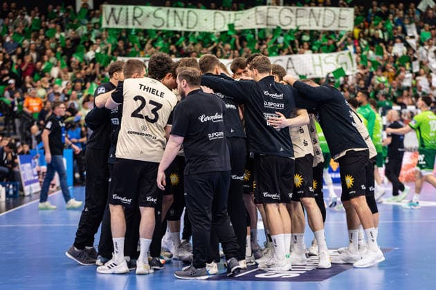26 04 2026, xovx, Handball Daikin Handball Bundesliga, HSG Wetzlar Bergischer HC The players of Bergischer HC swear in for the game Wetzlar Buderus Arena Hessen Germany EN