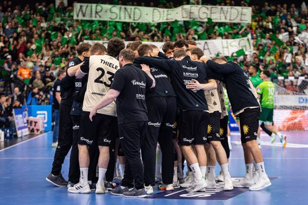 26 04 2026, xovx, Handball Daikin Handball Bundesliga, HSG Wetzlar Bergischer HC The players of Bergischer HC swear in for the game Wetzlar Buderus Arena Hessen Germany EN