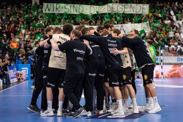 26 04 2026, xovx, Handball Daikin Handball Bundesliga, HSG Wetzlar Bergischer HC The players of Bergischer HC swear in for the game Wetzlar Buderus Arena Hessen Germany EN