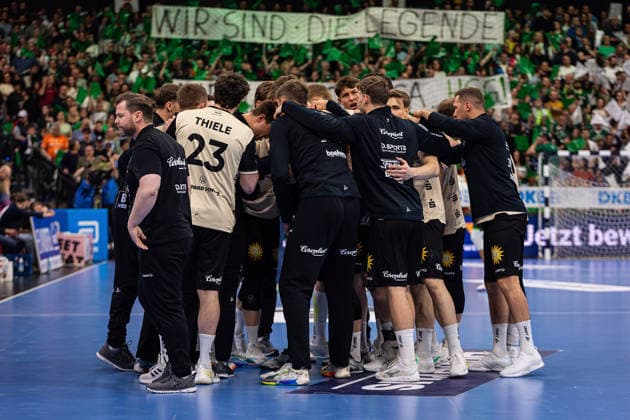 26 04 2026, xovx, Handball Daikin Handball Bundesliga, HSG Wetzlar Bergischer HC The players of Bergischer HC swear in for the game Wetzlar Buderus Arena Hessen Germany EN