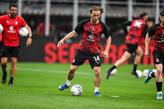 Luka Modric of AC Milan warms up prior to the Italian Serie A football match between between Inter AC Milan and FC Juventus on 26 of April 2026 at Giuseppe Meazza San Siro Siro stadium in Milan, Italy. Credit: Tiziano Ballabio  Copyright: xTizianoxBallabio IPAxSportx xipa-agency.netx xx IPA_74256494 IPA_Agency_IPA74256494