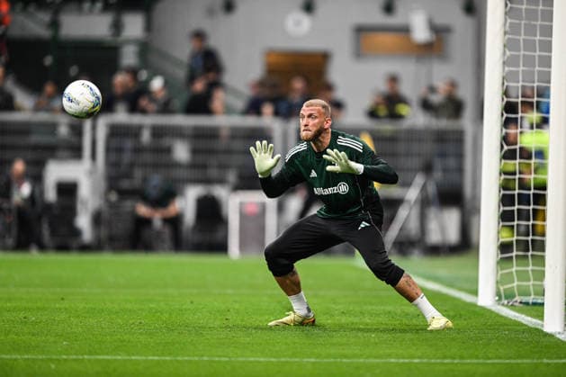 Michele Di Gregorio of FC Juventus warms up prior to the Italian Serie A football match between between Inter AC Milan and FC Juventus on 26 of April 2026 at Giuseppe Meazza San Siro Siro stadium in Milan, Italy. Credit: Tiziano Ballabio  Copyright: xTizianoxBallabio IPAxSportx xipa-agency.netx xx IPA_74256496 IPA_Agency_IPA74256496