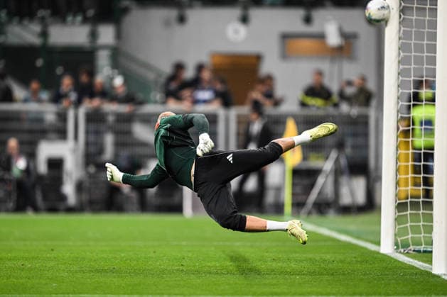 Michele Di Gregorio of FC Juventus warms up prior to the Italian Serie A football match between between Inter AC Milan and FC Juventus on 26 of April 2026 at Giuseppe Meazza San Siro Siro stadium in Milan, Italy. Credit: Tiziano Ballabio  Copyright: xTizianoxBallabio IPAxSportx xipa-agency.netx xx IPA_74256501 IPA_Agency_IPA74256501