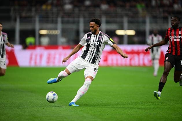 AC Milan v Juventus FC - Serie A Lloyd Kelly of Juventus FC in action during a Serie A match between AC Milan and Juventus at San Siro Stadium in Milan, Italy, on April 26, 2026. Milan Lombardy Italy  Copyright: xAndreaxDiodatox originalFilename:diodato-acmilanv260426_npzki.jpg