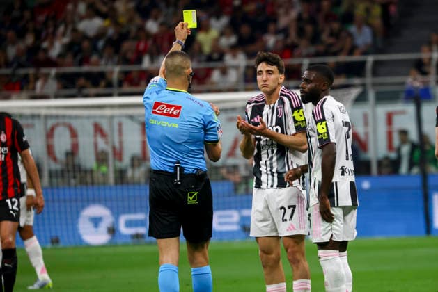 AC Milan V Juventus FC - Serie A Andrea Cambiaso receives a yellow card from referee Simone Sozza during the Serie A match between AC Milan and Juventus FC at Giuseppe Meazza stadium in Milano, Italy, on April 26, 2026. Milano Milano Italy  Copyright: xMairoxCinquettix originalFilename:cinquetti-acmilanv260426_npvOI.jpg