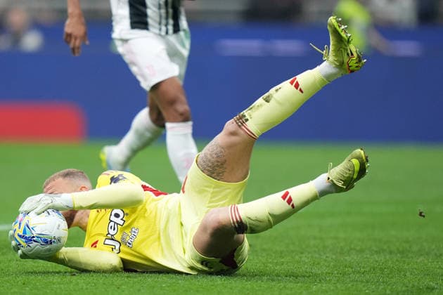 Juventus goalkeeper Michele Di Gregorio during the Serie A soccer match between Milan and Juventus at the San Siro Stadium in Milan , north Italy - Saturday , April 26 , 2026. - Soccer .  Copyright: xSpada LaPressex