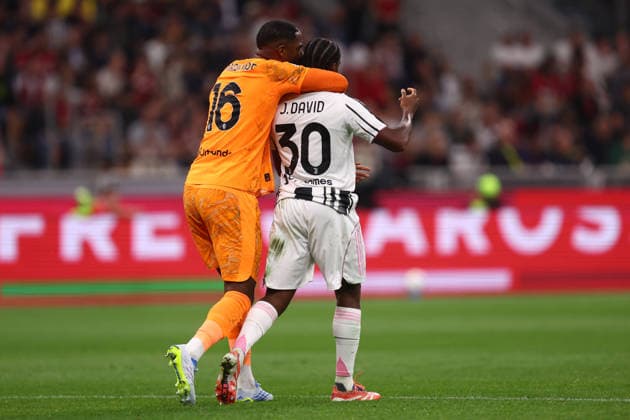 Ac Milan - Juventus Fc Mike Maignan of Ac Milan embraces Jonathan David of Juventus Fc during the Serie A match beetween Ac Milan and Juventus Fc at Stadio Giuseppe Meazza on April 26 2026 in Milano, Italy . Milano Stadio Giuseppe Meazza Italy Copyright: xMarcoxCanonierox