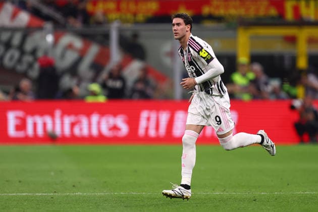 Ac Milan - Juventus Fc Dusan Vlahovic of Juventus Fc looks on during the Serie A match beetween Ac Milan and Juventus Fc at Stadio Giuseppe Meazza on April 26 2026 in Milano, Italy . Milano Stadio Giuseppe Meazza Italy Copyright: xMarcoxCanonierox