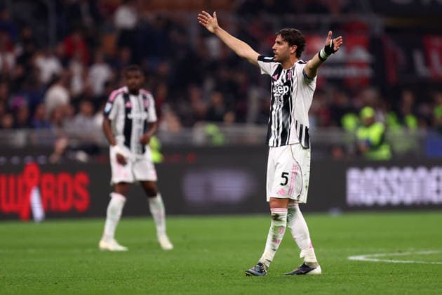 Ac Milan - Juventus Fc Manuel Locatelli of Juventus Fc gestures during the Serie A match beetween Ac Milan and Juventus Fc at Stadio Giuseppe Meazza on April 26 2026 in Milano, Italy . Milano Stadio Giuseppe Meazza Italy Copyright: xMarcoxCanonierox