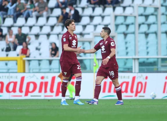 Giovanni Simeone of Torino FC and Cesare Casadei of Torino FC during the Italian Serie A, football match between Torino FC and FC Inter Milan on 26 April 2026, at Stadio Olimpico Grande Torino, Turin, Italy. Photo Nderim Kaceli  Copyright: xNderimxKaceli IPAxSportx xipa-agency.netx xx IPA_74257398 IPA_Agency_IPA74257398