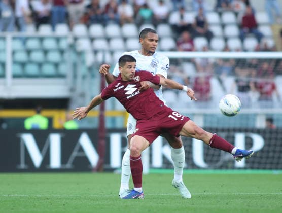 Giovanni Simeone of Torino FC and Manuel Akanji of FC Inter during the Italian Serie A, football match between Torino FC and FC Inter Milan on 26 April 2026, at Stadio Olimpico Grande Torino, Turin, Italy. Photo Nderim Kaceli  Copyright: xNderimxKaceli IPAxSportx xipa-agency.netx xx IPA_74257404 IPA_Agency_IPA74257404