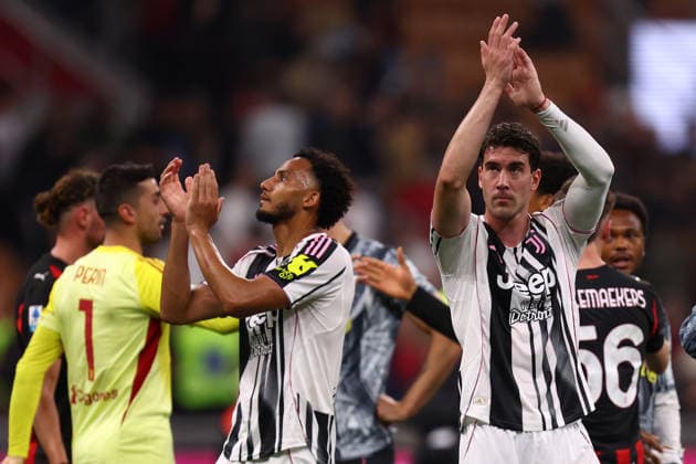 Ac Milan - Juventus Fc Dusan Vlahovic of Juventus Fc greets the fans at the end of the Serie A match beetween Ac Milan and Juventus Fc at Stadio Giuseppe Meazza on April 26 2026 in Milano, Italy . Milano Stadio Giuseppe Meazza Italy Copyright: xMarcoxCanonierox