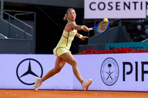 Mutua Madrid Open - Day Seven MADRID, SPAIN - APRIL 26: Qinwen Zheng of China plays a backhand against Elena Rybakina of Kazakhstan during the Women s Singles Round of 32 match during the Mutua Madrid Open 2026 tournament celebrated at La Caja Magica on April 26, 2026 in Madrid, Spain. Madrid La Caja Magica Madrid Spain Copyright: xAlbertoxGardinx AGardin_20260426_Tennis_Madrid_Day7_1035