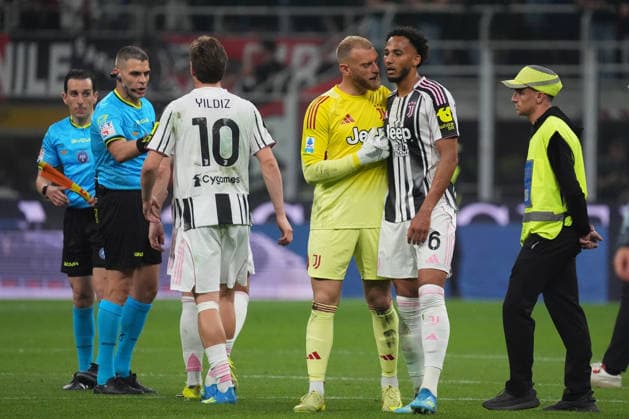 Juventus™s Michele Di Gregorio and Juventus™s Lloyd Kelly during the Serie A soccer match between Milan and Juventus at the Giuseppe Meazza stadium in Milano, north Italy - April 26, 2026 - Soccer.  Copyright: xAlessioxMorgese LaPressex