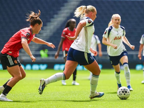 LONDON, ENGLAND - APRIL 26: Cathinka Tandberg of Tottenham with ball during the Barclays Womens Super League match between Tottenham Hotspur and Manchester United, ManU at Tottenham Hotspur Stadium on April 26, 2026 in London, England. Copyright: xJodyxDemayx-xDaviesx xSPPx Sportspressphoto_SPR137353