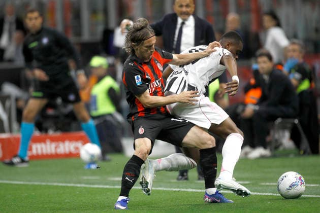 MILAN, ITALY - APRIL 26: Luka Modric of AC Milan competes for the ball with Pierre Kalulu of Juventus FC ,during the Serie A match between AC Milan and Juventus FC at Giuseppe Meazza Stadium on April 26, 2026 in Milan, Italy.  Copyright: xMBxMediax